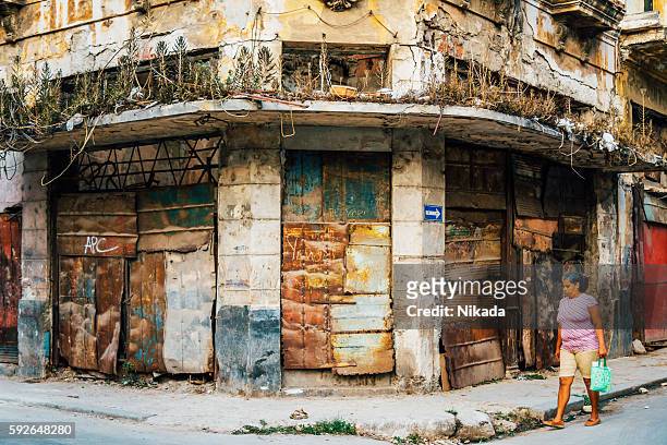 street scene in havana, cuba - havana door stock pictures, royalty-free photos & images