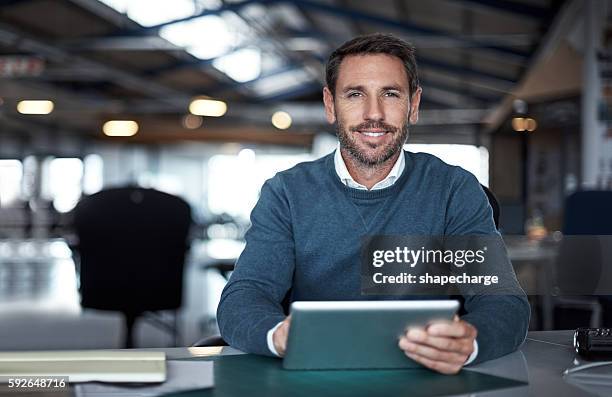 el proyecto está en buenas manos - looking at camera fotografías e imágenes de stock