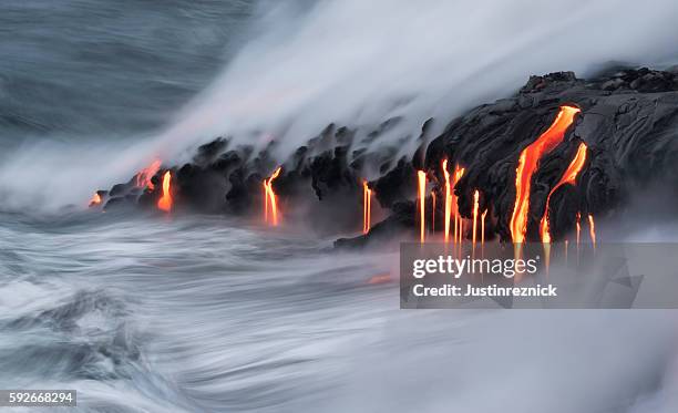 lava ocean entry, kilauea, hawaii - hawaii volcanoes nationalpark stock-fotos und bilder