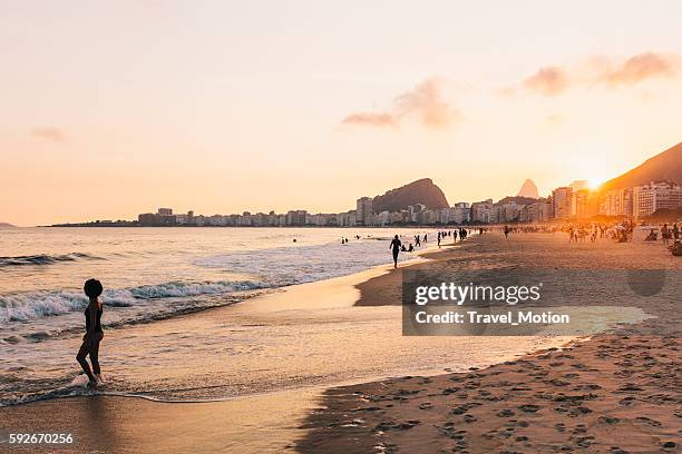 playa de copacabana al atardecer, río de janeiro - rio de janeiro fotografías e imágenes de stock