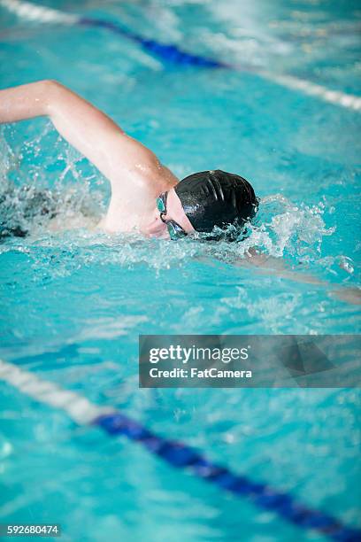 nuoto in giro in piscina - cuffia da nuoto foto e immagini stock