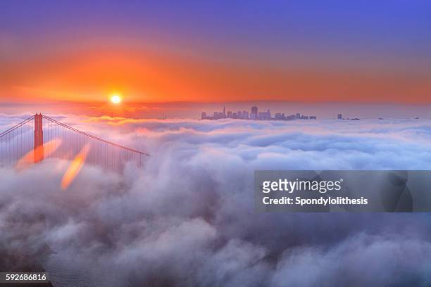 puente golden gate y niebla baja al amanecer - marin headlands fotografías e imágenes de stock