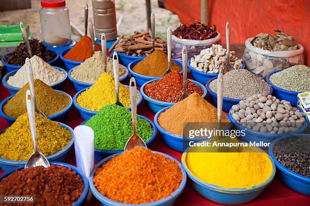 spices at anjuna flea market, goa, india - indian spices stockfoto's en -beelden