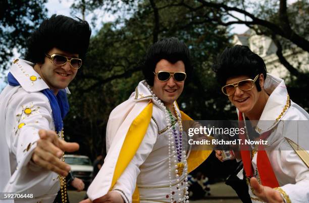 elvis impersonators at mardi gras - elvisimitatör bildbanksfoton och bilder