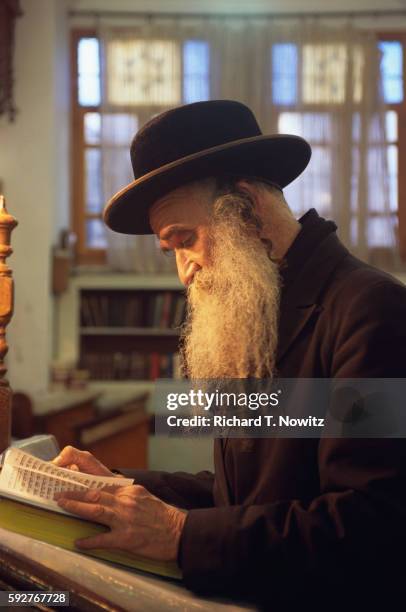 hasidic rabbi in ancient prayer house - hasidic jew stock-fotos und bilder