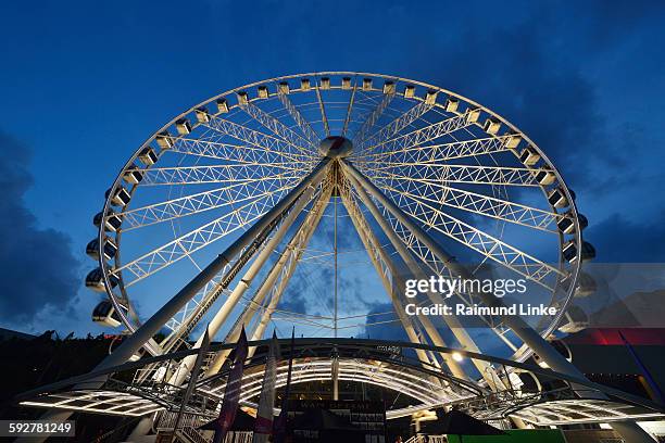 wheel of brisbane at dusk - brisbane wheel stock pictures, royalty-free photos & images