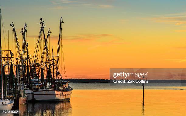 shem creek sunset - shrimp boat stockfoto's en -beelden