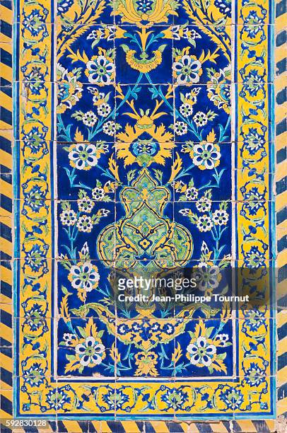 decorative paintings on a wall dome of the shah mosque in esfahan, iran - persian wall art stock-fotos und bilder