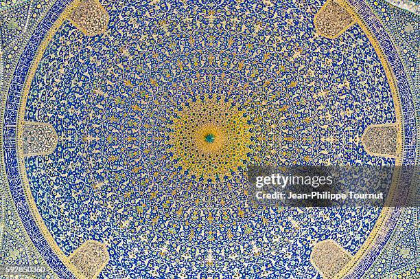 painted ceramic tiles in dome of the shah mosque in esfahan, iran - mesquita emam - fotografias e filmes do acervo