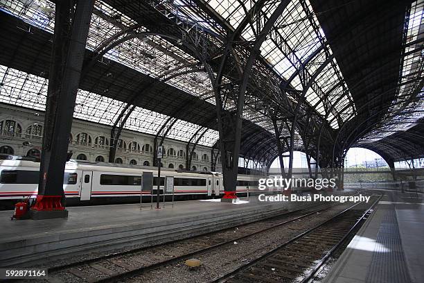 railway tracks of frança railway station (estación de francia or "france station") in barcelona, spain - estación stockfoto's en -beelden