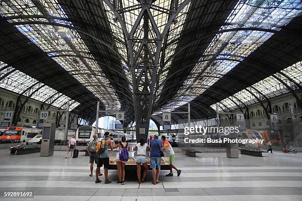 barcelona, grand interiors of frança railway station (estación de francia or "france station") in barcelona, spain - estación stockfoto's en -beelden