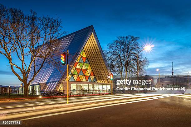 cardboard cathedral in christchurch, new zealand - christchurch stockfoto's en -beelden