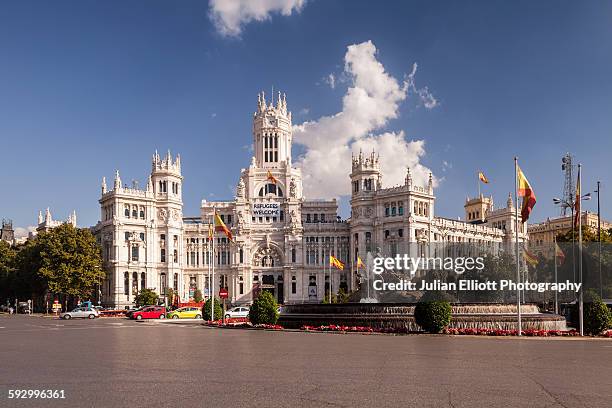 palacio de comunicaciones and plaza de la cibeles. - cibeles stock-fotos und bilder