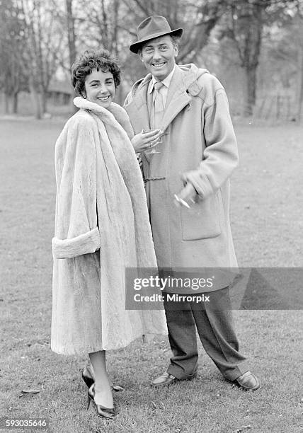 Elizabeth Taylor and Michael Wilding March 1952 back from honeymoon ©Mirrorpix