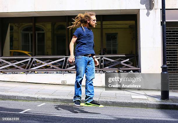 guy riding hoverboard - hoverboard - fotografias e filmes do acervo