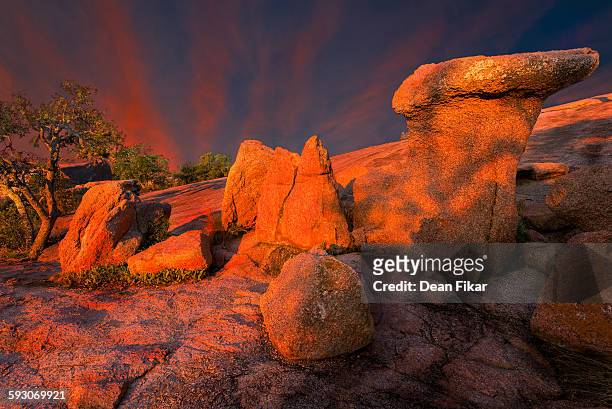 early morning at enchanted rock state park, tx - fredericksburg texas stock-fotos und bilder