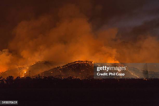 bushfire glow - australia wildfire fotografías e imágenes de stock