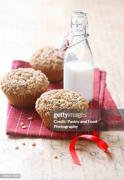 pine nut cherry big-muffins with streusel topping - muffin à la banane photos et images de collection