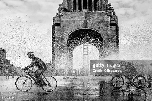 bicycle at monumento de la revolucion - kontrastreich stock-fotos und bilder