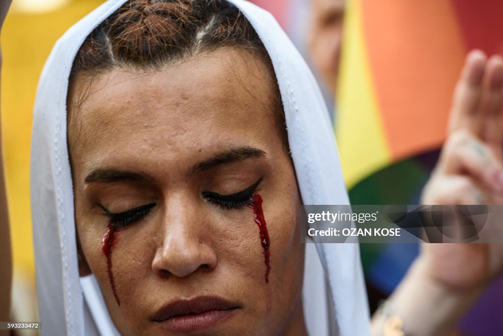 TOPSHOT-TURKEY-GAY-LGBT-DEMO
