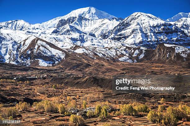 autumn landscape, annapurna circuit, nepal - dhaulagiri stock-fotos und bilder