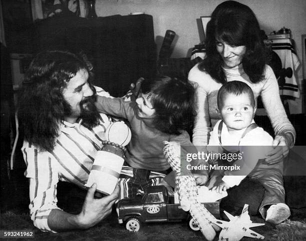 Billy Connolly, Scottish comedian, musician, presenter and actor, pictured with family, wife Iris and children Jamie and Cara, Circa 1974.