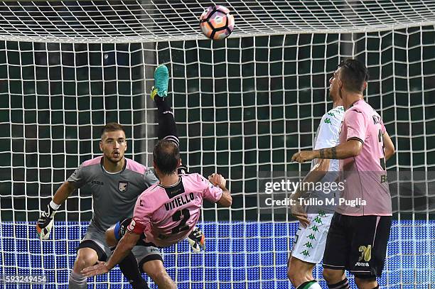 Roberto Vitiello of Palermo in action during the Serie A match between US Citta di Palermo and US Sassuolo at Stadio Renzo Barbera on August 21, 2016...