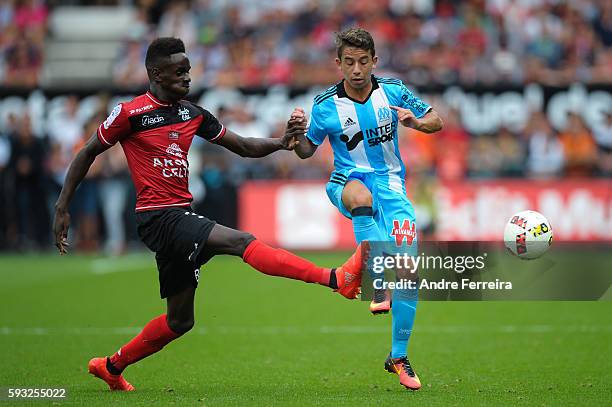 Alexis Mane of Guingamp and Maxime Lopez of Marseille during the... Photo d'actualité - Getty Images