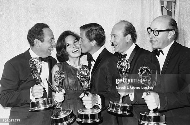 Some of the winners at the Emmy Awards holding their statuettes; unknown, Mary Tyler Moore, Dick Van Dyke, Carl Reiner and Richard Deacon, Los...