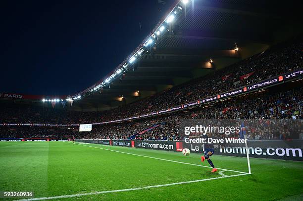 Angel Di Maria of PSG takes a corner during the Ligue 1 match between Paris Saint Germain PSG and Fc Metz at Parc des Princes on August 21, 2016 in...