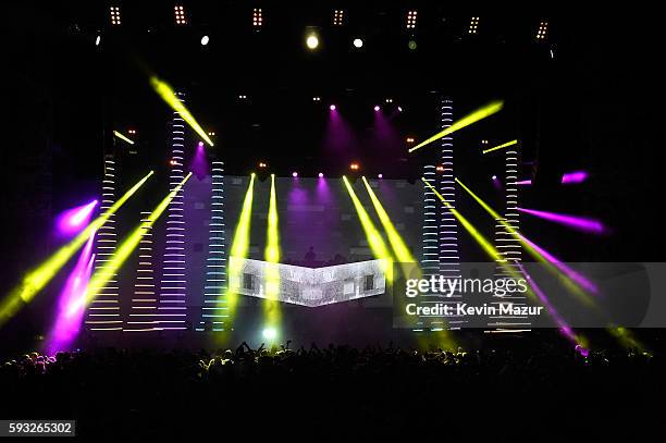 Recording artists Calvin Harris performs onstage during the 2016 Billboard Hot 100 Festival - Day 2 at Nikon at Jones Beach Theater on August 21,...