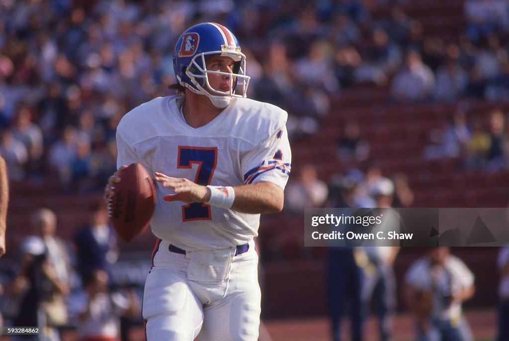 Denver Broncos v Los Angeles Raiders
