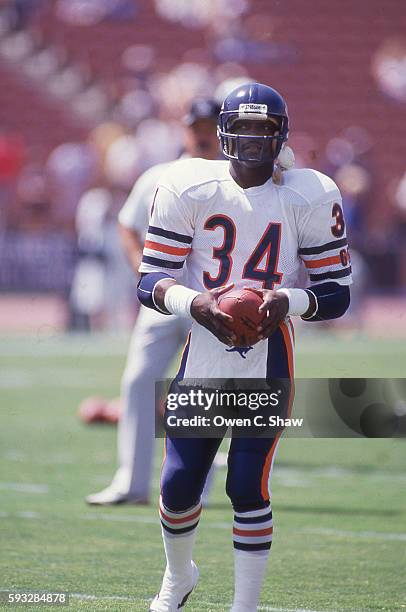 Walter Payton of the Chicago Bears circa 1987 against the Los Angeles Raiders at the Coliseum in Los Angeles, California.