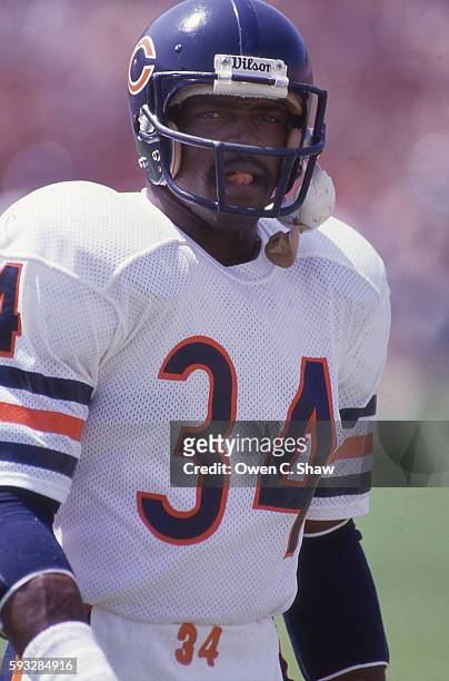 Walter Payton of the Chicago Bears circa 1987 pre game against the Los Angeles Raiders at the Coliseum in Los Angeles, California.