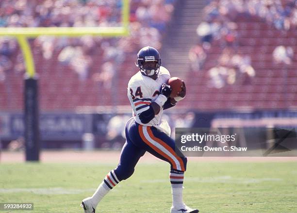 Walter Payton of the Chicago Bears circa 1987 rushes against the Los Angeles Raiders at the Coliseum in Los Angeles, California.
