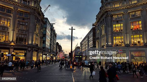 oxford circus - oxford street london stockfoto's en -beelden