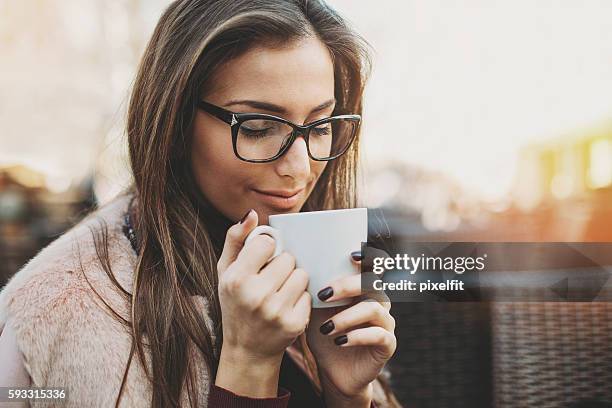 profiter de l’arôme de café - women drinking coffee photos et images de collection