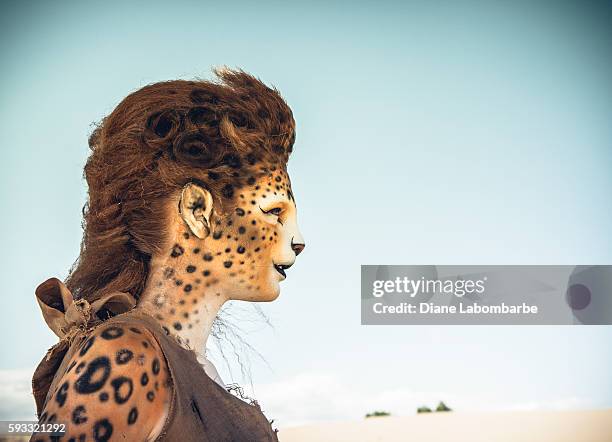 modello con il trucco ghepardo in posa nel deserto - body paint foto e immagini stock