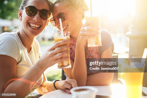 amici femile che si divertono al tramonto - caffè bevanda foto e immagini stock