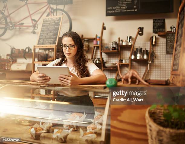 tracking orders on the app - touchpad stockfoto's en -beelden