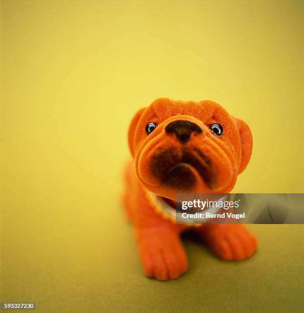 dog-shaped bobblehead doll - bobble head doll stock-fotos und bilder