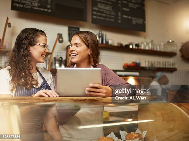 podemos comprobar todo en línea - touchpad fotografías e imágenes de stock