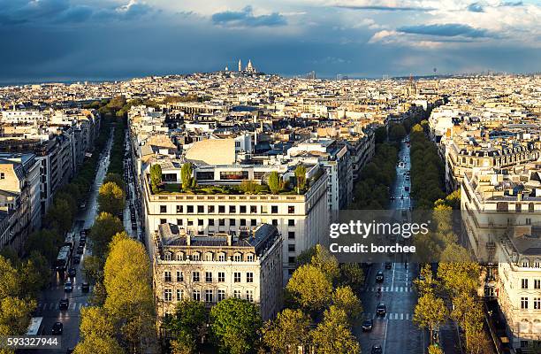 skyline di parigi con sacre coeur al tramonto - boulevard foto e immagini stock
