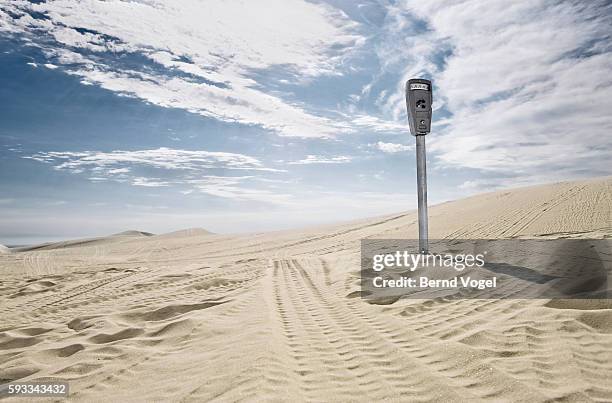 parking meter on beach - パーキングメーター ストックフォトと画像