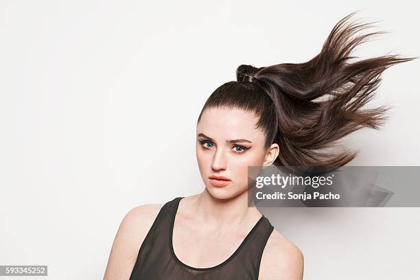 portrait of woman with ponytail - haar nach hinten stock-fotos und bilder