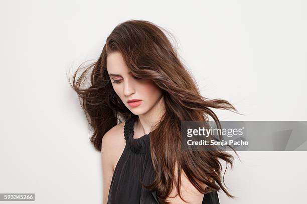 studio portrait of young brunette woman - hair brunette imagens e fotografias de stock