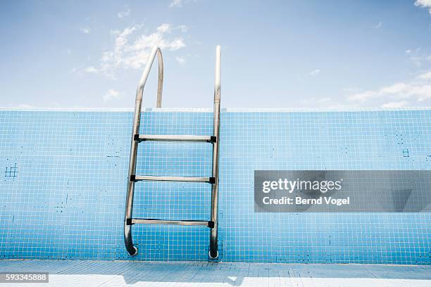 pool ladder in empty pool - schwimmbad leiter stock-fotos und bilder