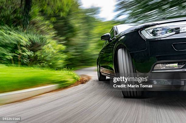 driving sports car - neumático fotografías e imágenes de stock