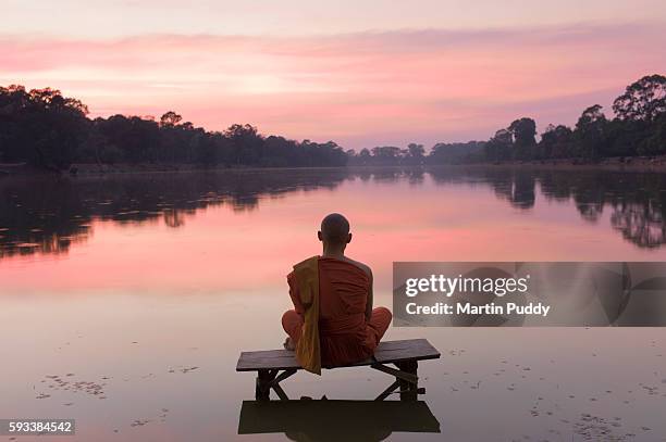 cambodia, angkor wat, buddhist monk at sunset - buddhism fotografías e imágenes de stock