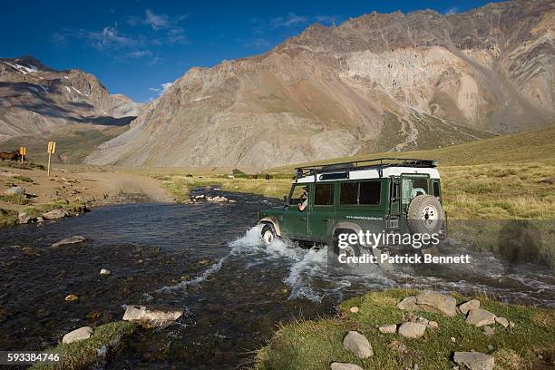 land rover defender crossing a river in valle hermosa - land rover stock pictures, royalty-free photos & images